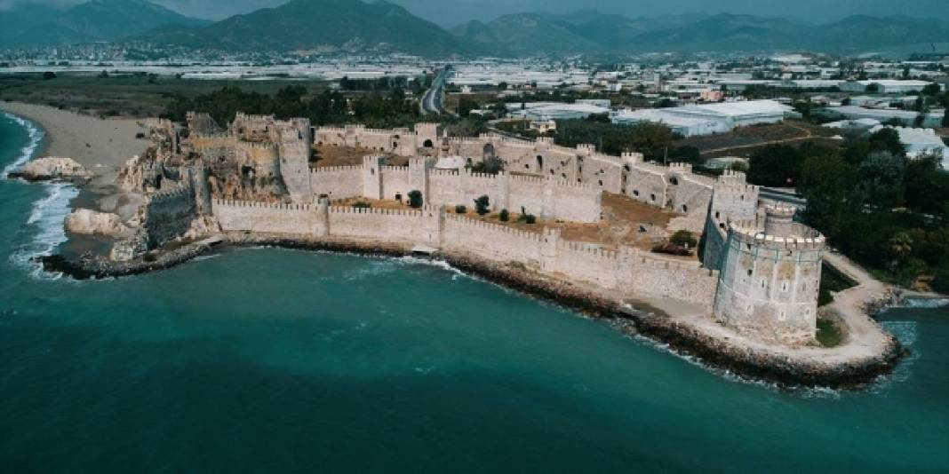 Türkiye’nin deniz kıyısında bulunan en eski kalesi! 1500 yıllık geçmişiyle 39 kule barındırıyor 1